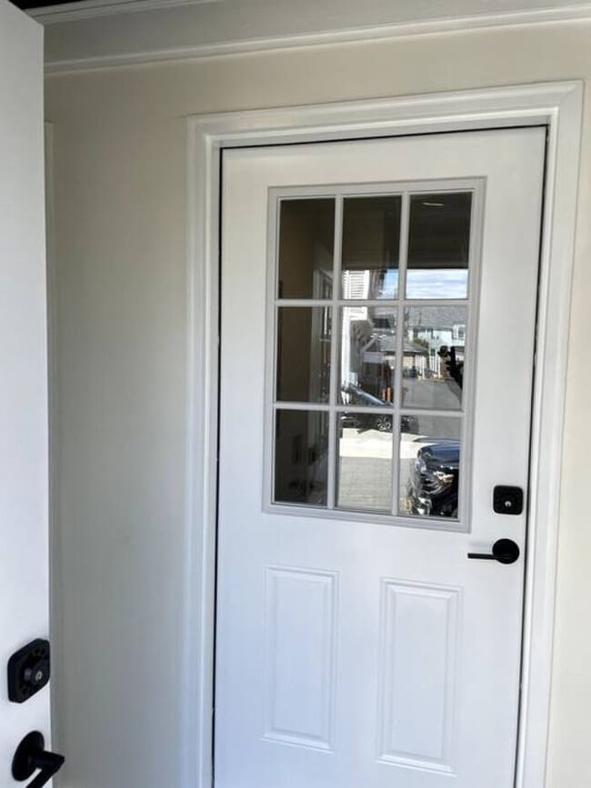 Building Photo - Modern Two Bedroom Condo - Near Boston