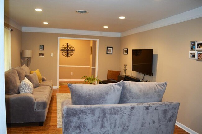 Foto del edificio - 618 Cedar Ln