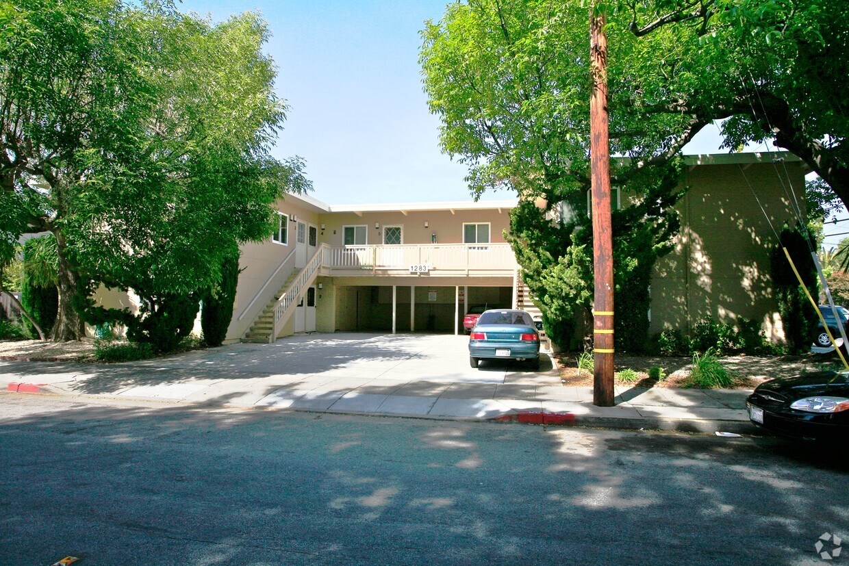 Primary Photo - Clinton Apartments
