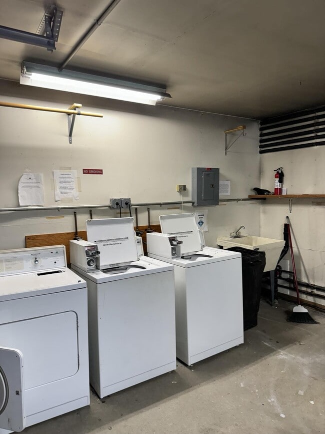 laundry facility - 1121 20th Ave