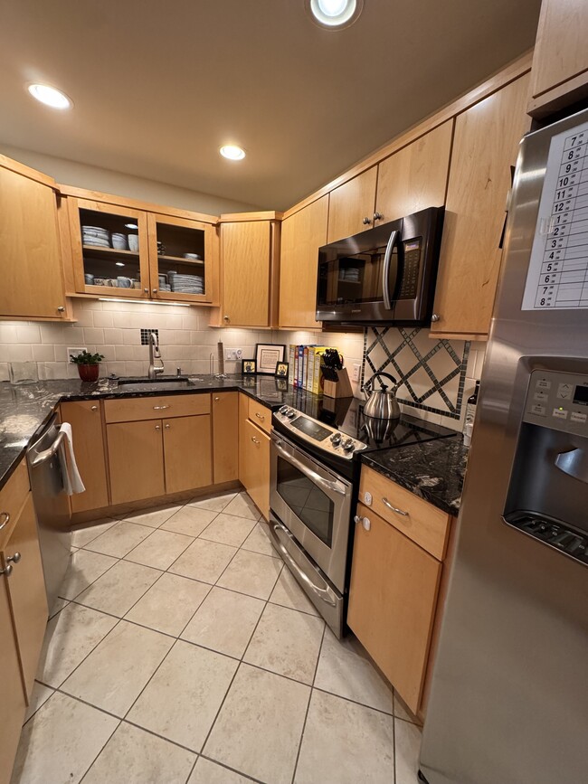 Building Photo - 301 Post Rd E