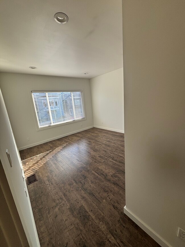 Building Photo - 851 46th Ave