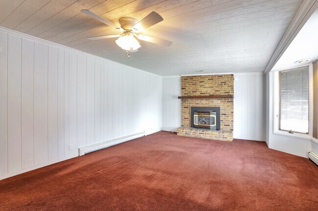 Foto del edificio - Charming 3 Bed, 1.5 Bath Pet-Friendly Home...