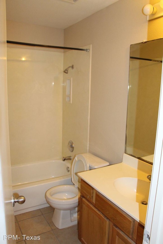 Building Photo - 1009 Iola Dr