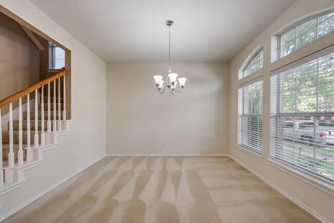 Foto del edificio - Fantastic 3 bed 3 bath home zoned for Flow...