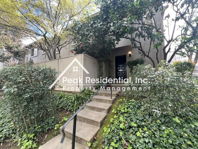 Building Photo - Wonderful 2bd/1.5ba Campus Commons Townhouse