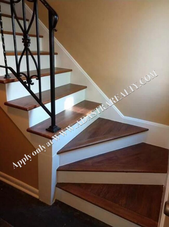 Building Photo - Spacious 3 Bedroom Raised Ranch in South K...