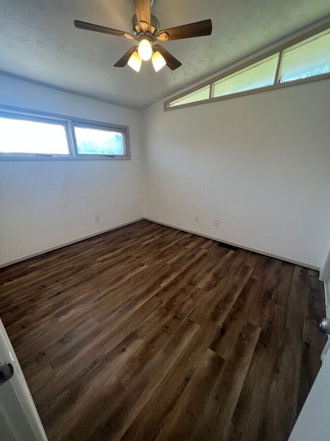 Foto del edificio - Pre Leasing for Fall 2026! Remodeled 3/2 near LCU!