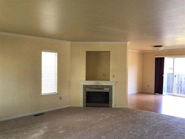 Building Photo - 3 Bedroom 2.5 Bath Condo-Gas Fireplace