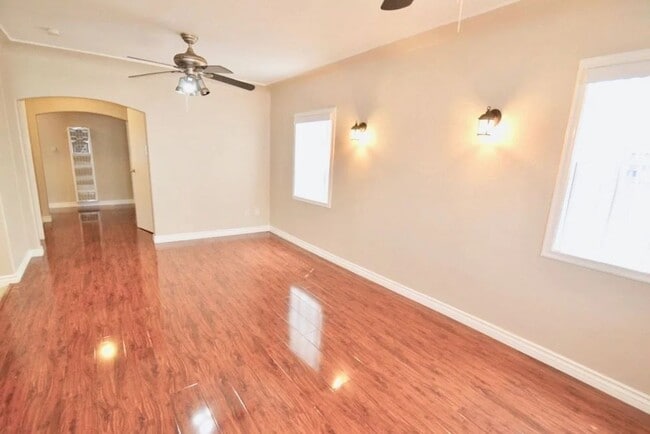 Foto del edificio - 250 E Home St