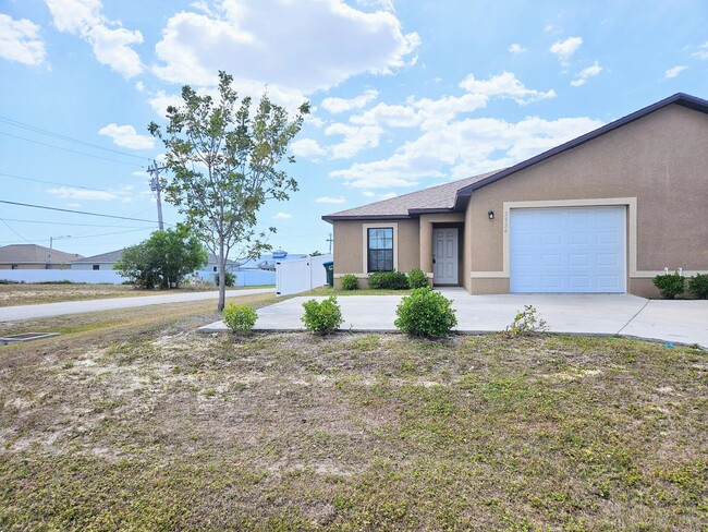 Building Photo - Stunning 3 Bed / 2 Bath Duplex w/ Garage –...