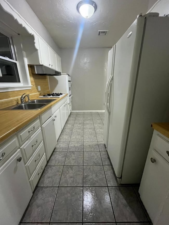Building Photo - Section 8 Approved Home in Moore! **DEPOSI...