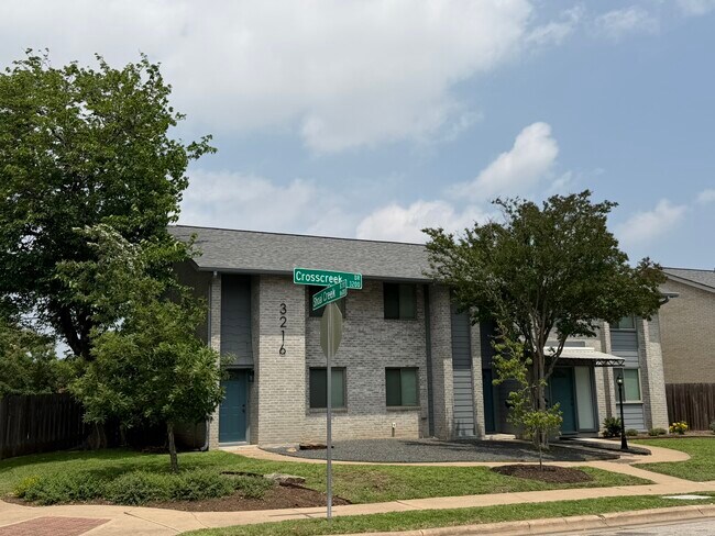 Foto del edificio - 3216 Crosscreek Dr