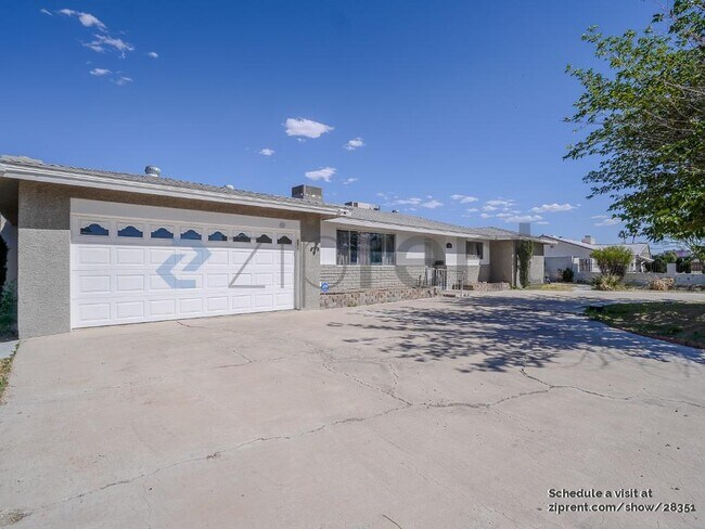Building Photo - 1310 N Tonopah Dr
