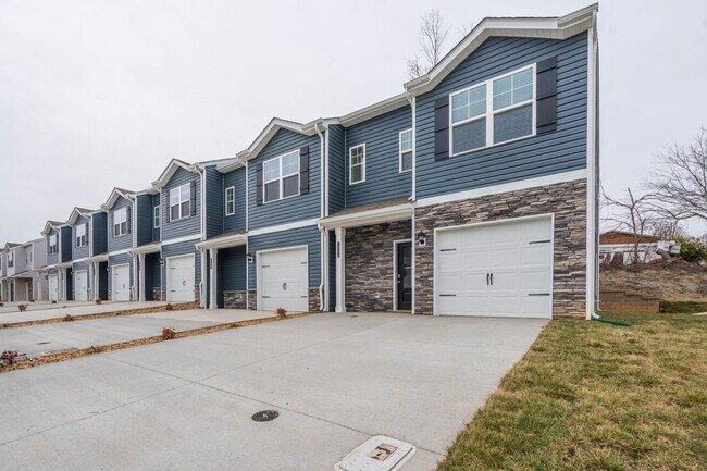 Foto del edificio - Beautiful newly constructed 3 bed and 2.5 bath townhouse with garage in the heart of jonesborough.