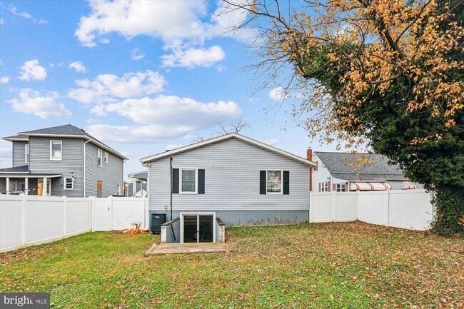 Building Photo - 5706 Johnson St