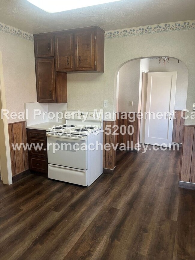 Building Photo - Charming 4 bed in River Heights.  Pet frie...