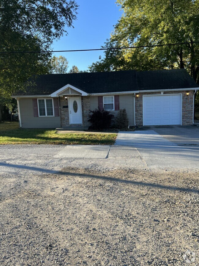 Apartments with Garages in Knob Noster, MO 1 Rentals