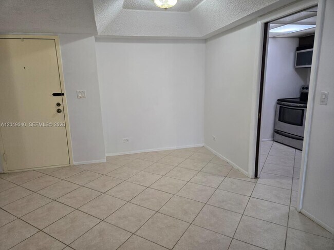 Building Photo - 3690 Inverrary Dr