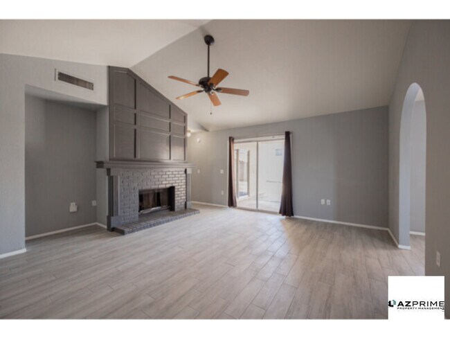 Foto del edificio - Graced With Timeless Charm, This 3/2 Glend...