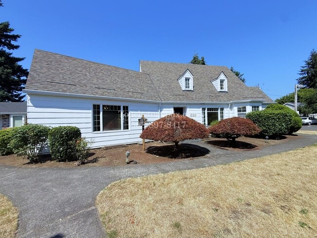 Photo - MOVE IN SPECIAL! ONE MONTH FREE! Timeless SE Portland 3 Bed Home w/Backyard, Hardwood Floors, & B...