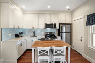 Building Photo - 596 E 2nd St