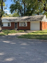 Building Photo - 215 Gardendale Dr Building Photo - 215 Gardendale Dr