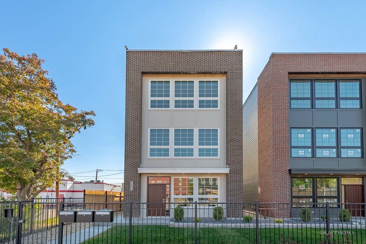 4313 S Indiana Ave Unit 1, Chicago, IL 60653 Condo for Rent in Chicago, IL