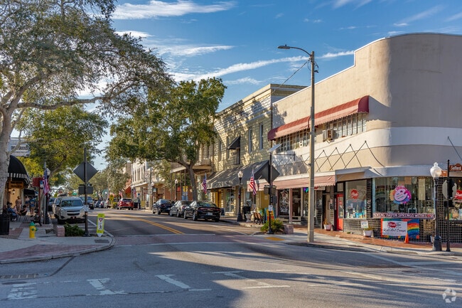 Plenty of shopping and restaurants to enjoy in Tarpon Springs Historic District.