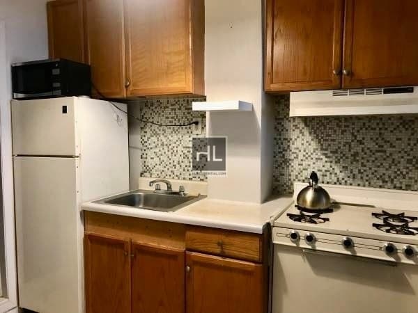 Building Photo - 165 W 71st St