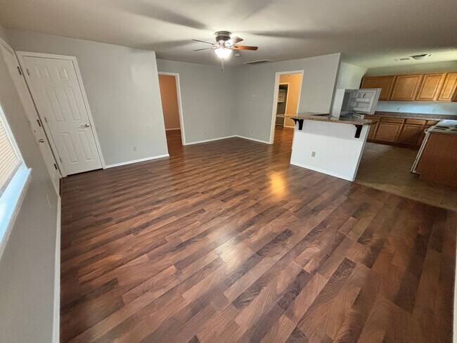 Foto del edificio - 2 bedroom 1 bathroom house in Downtown Edmond with central heat and air and washer/dryer hookup