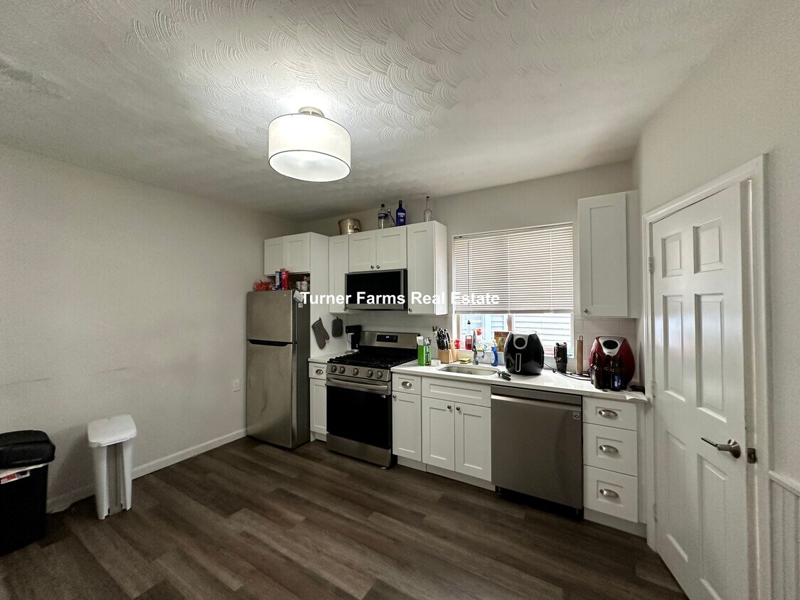 Foto principal - 157 E Cottage St