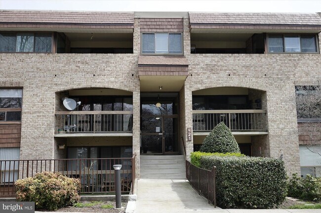 Building Photo - 421 Christopher Ave