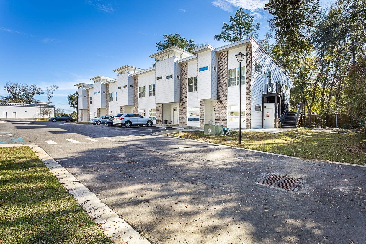 Primary Photo - 2170 Capital Cir SE