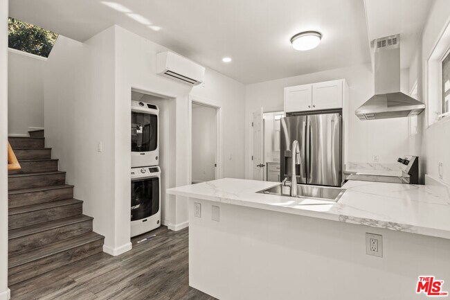 Building Photo - 929 W 23rd St