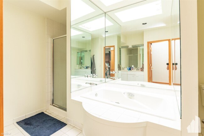 Foto del edificio - 2 br, 2.5 bath Condo - 1133 W Cornelia Ave...