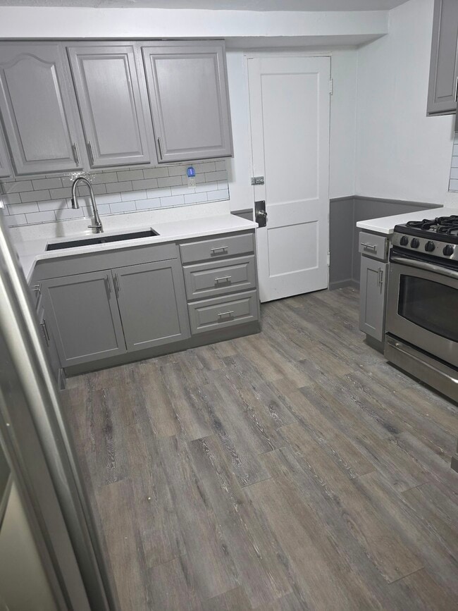 Building Photo - 650 E 130th St