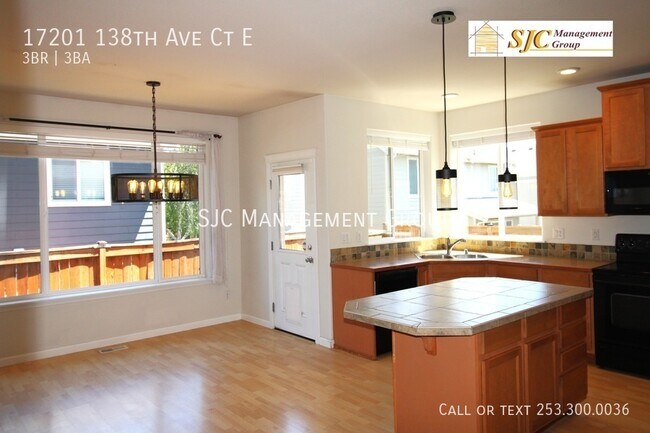 Building Photo - Three bedroom 2.5 bath home for rent in So...
