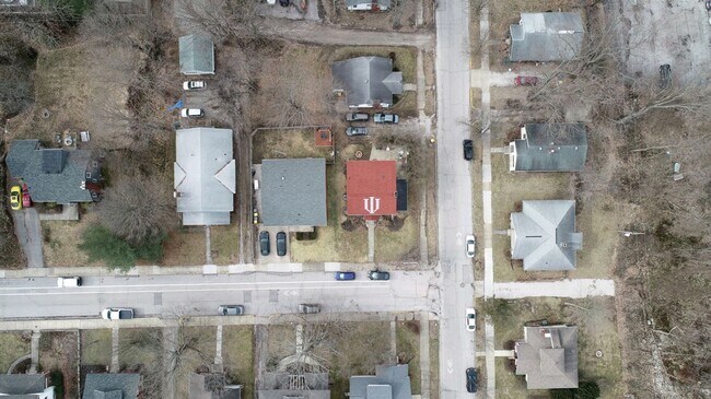 Building Photo - LARGE 5 Bed/2Bath Hoosier-style home close...