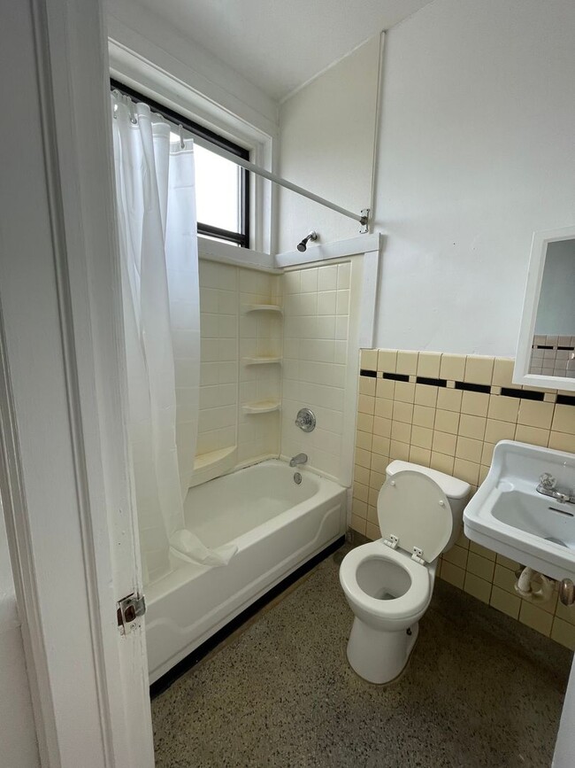 Building Photo - Large one room efficiency with large kitchen