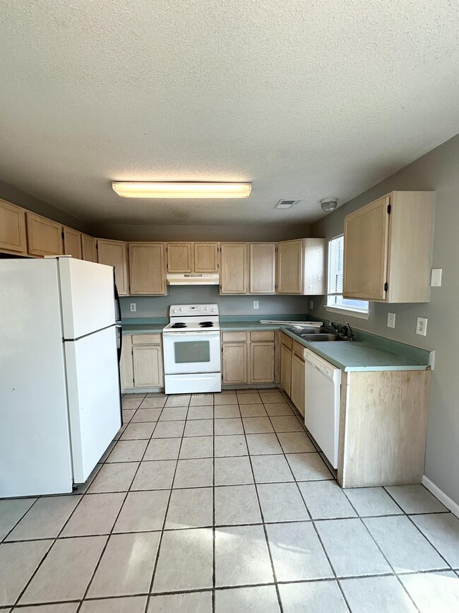 Building Photo - 24 Irongate Dr