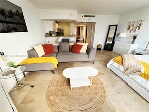 Building Photo - 100 Lincoln Rd