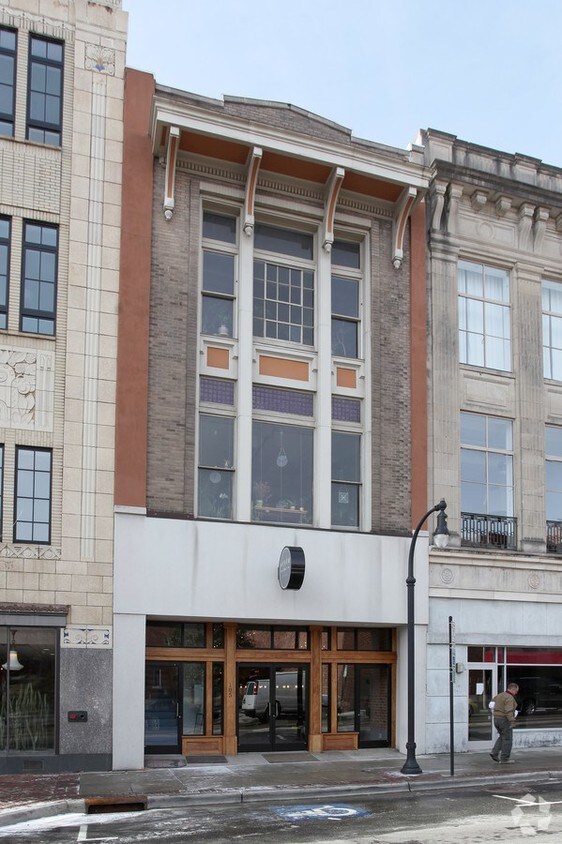 Primary Photo - 105 W Main St