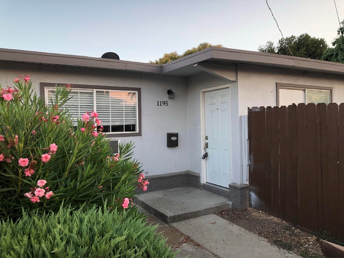 Primary Photo - Centrally Located 2 Bed/1 Bath Duplex in L...