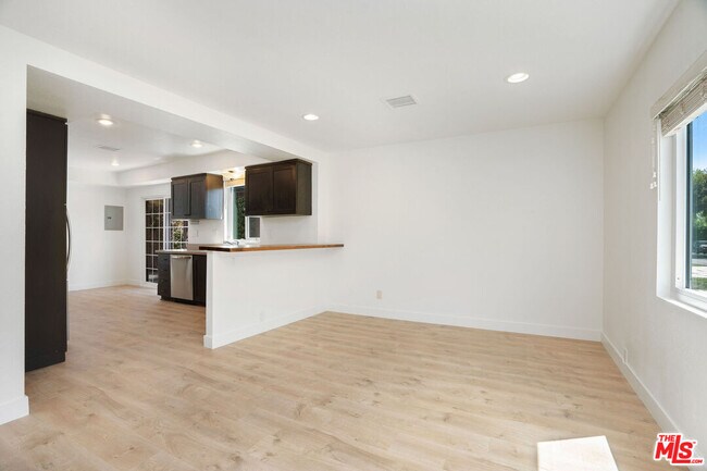 Foto del edificio - 3460 Redwood Ave