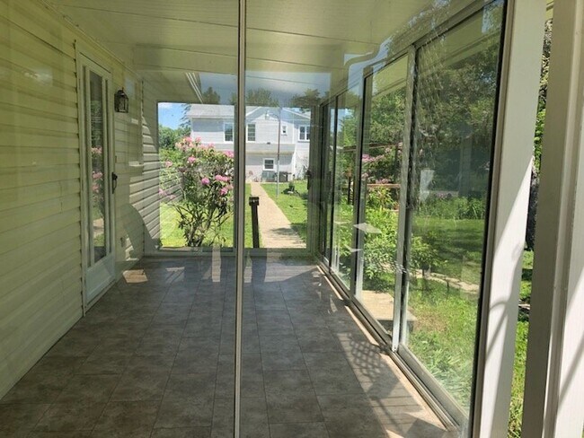 Foto del edificio - 829 Locust Corner Rd