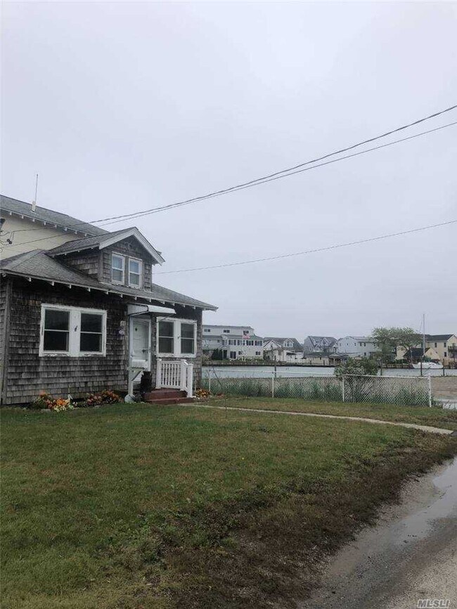 968 S 4th St, Lindenhurst, NY 11757 House Rental in Lindenhurst, NY