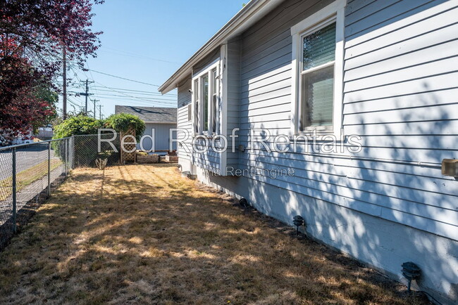 Building Photo - 702 S 51st St