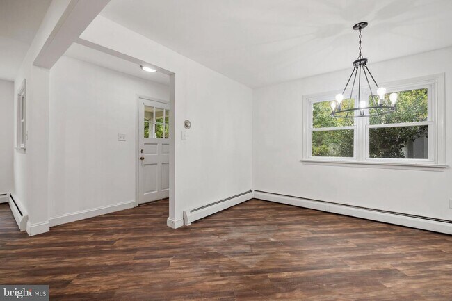 Building Photo - 804 Forest Ln