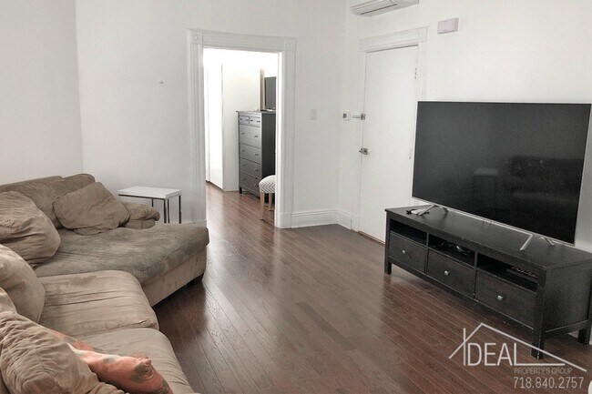 Foto del edificio - 71-43 58th Ave